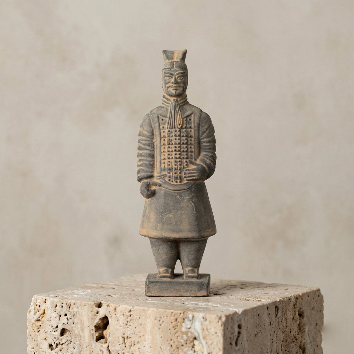 15CM Officier - CLAYARMY-Explore the back view of the 15CM Clayarmy Officer, emphasizing the double-tailed crossbill crown and layered jacket.