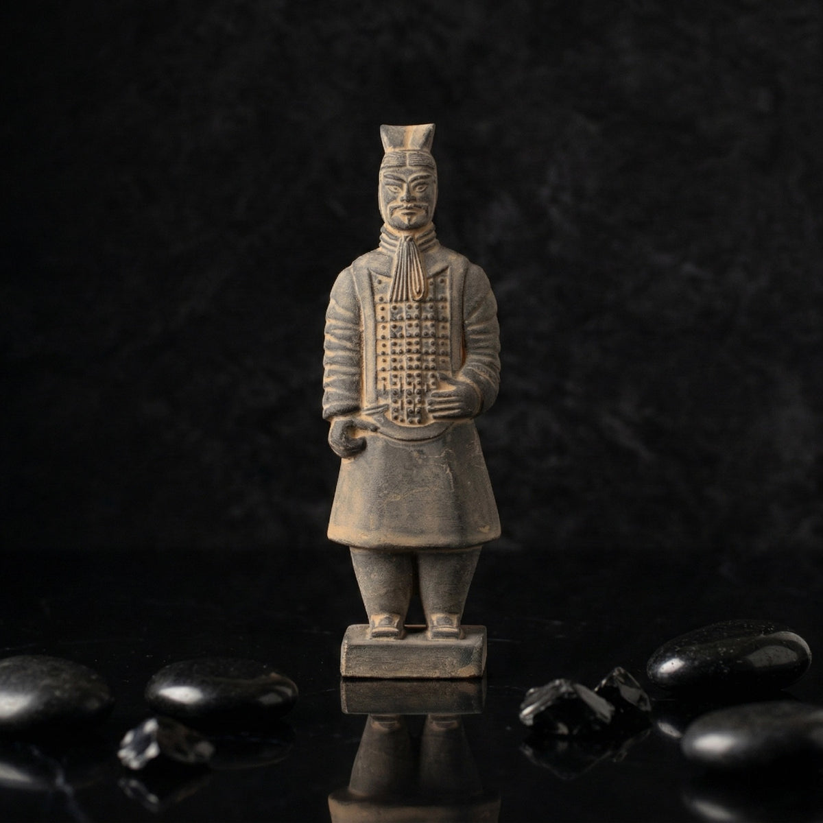 15CM Officier - CLAYARMY-Explore the back view of the 15CM Clayarmy Officer, emphasizing the double-tailed crossbill crown and layered jacket.