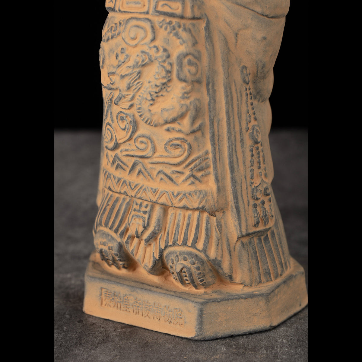 20CM Emperor - CLAYARMY -Close-up detail of the base of Clayarmy's 20CM Emperor Qin Terracotta Warrior, emphasizing the attention to detail.