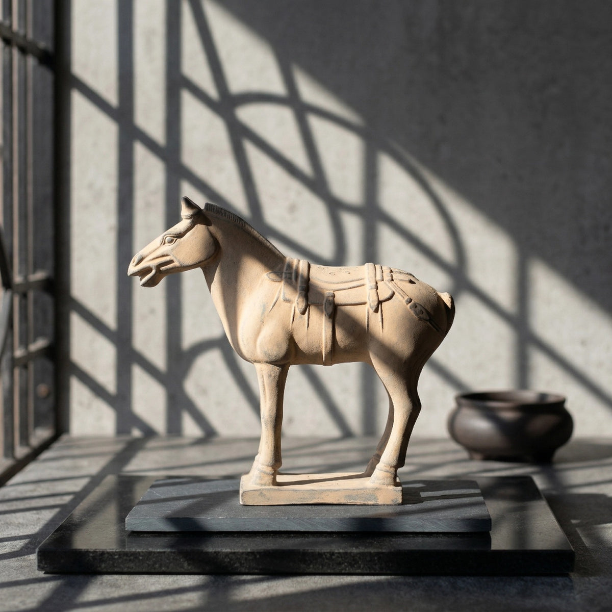 20CM Horse - CLAYARMY -Close-up of the expressive eyes and ears, highlighting the realism of our 20CM Clayarmy Terracotta Horse.