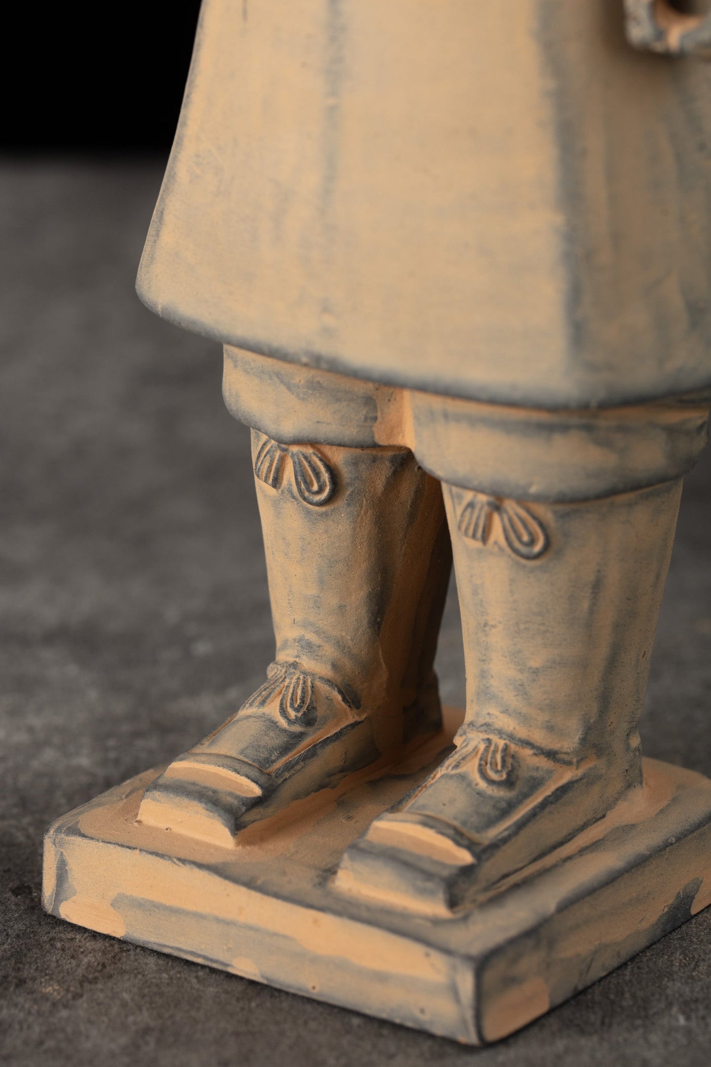 25CM Officier - CLAYARMY-Detailed shot of the footwear worn by the 25CM Clayarmy Officer.