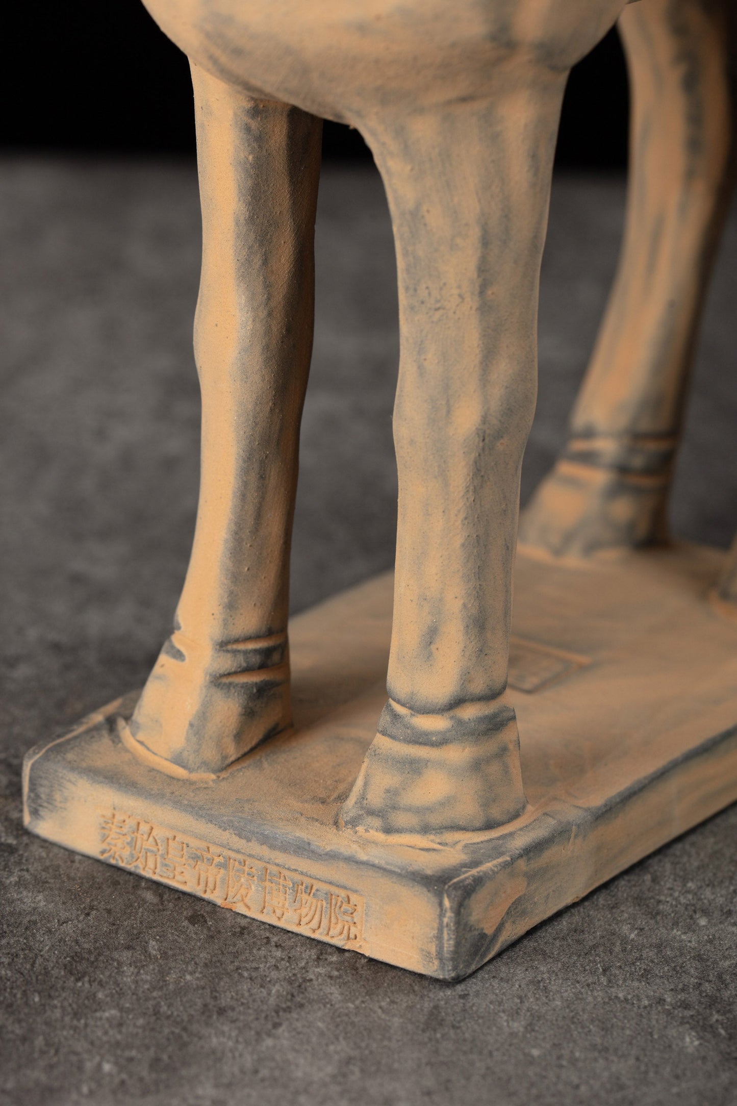 25CM Horse - CLAYARMY -Close-up of the hooves, revealing the meticulous attention to detail in our 25CM Clayarmy Terracotta Horse.