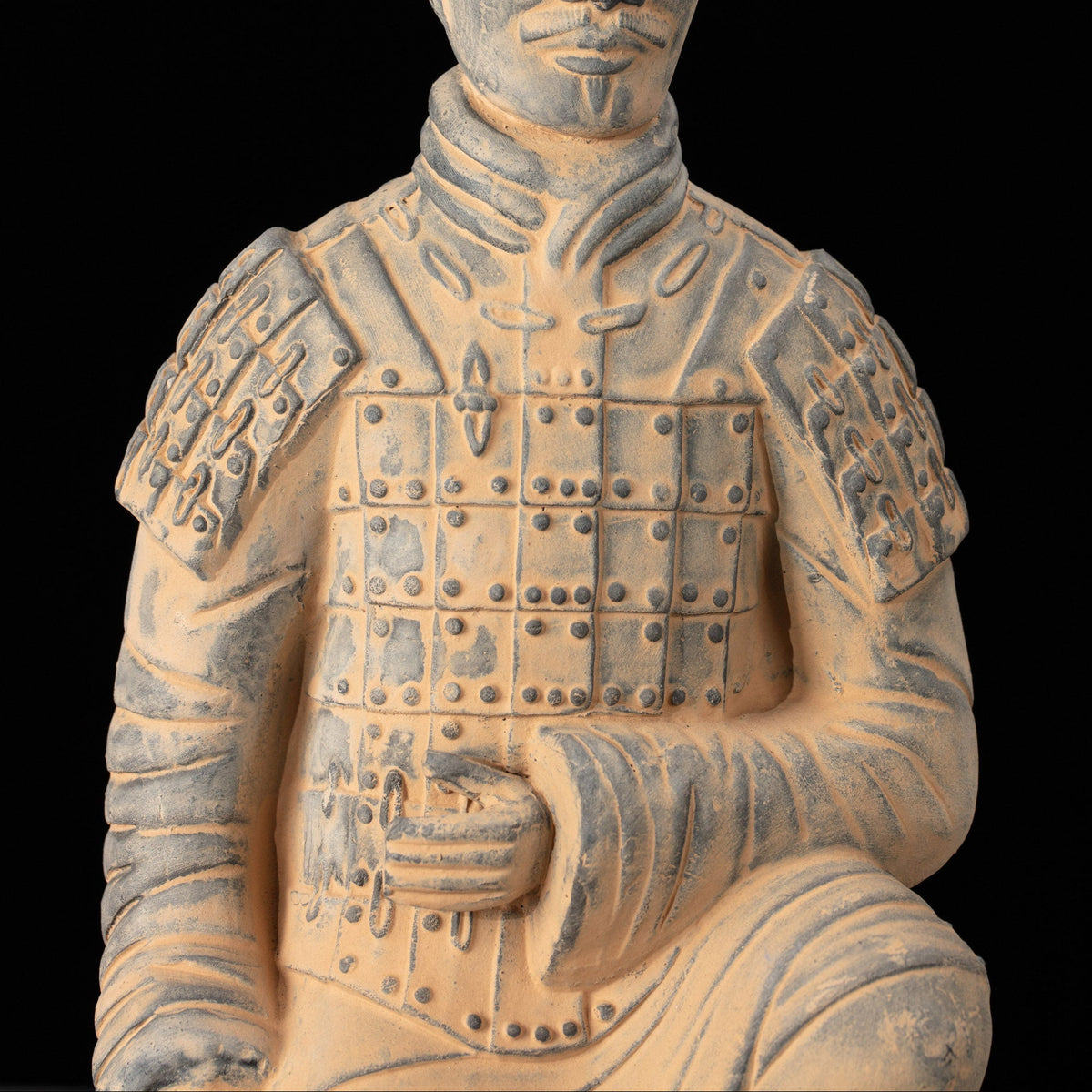 35CM Kneeling Archer - CLAYARMY-Close-up of the hand-painted accessories and clothing on the 35CM Kneeling Archer.