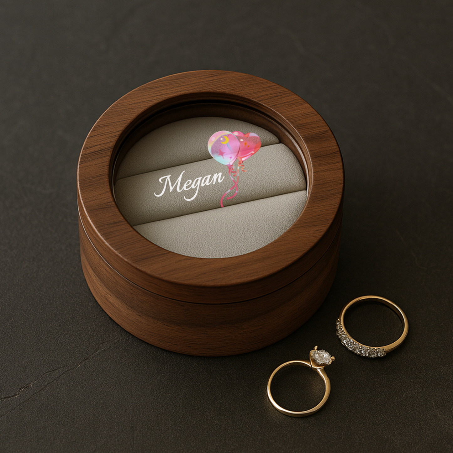 Runde Schmuckschatulle aus Walnussholz mit individuellem Deckel – personalisiertes Erinnerungsstück mit Text und Muster