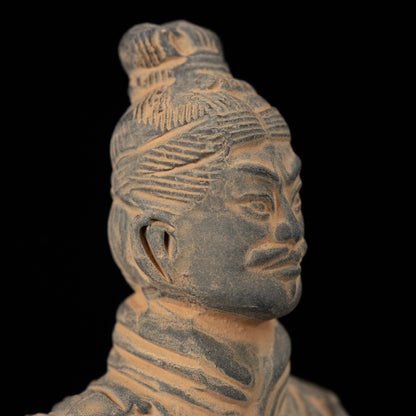 15CM Kneeling Archer - CLAYARMY-Zoomed-in perspective showcasing the vibrant colors and patterns on the 15CM Kneeling Archer's accessories.