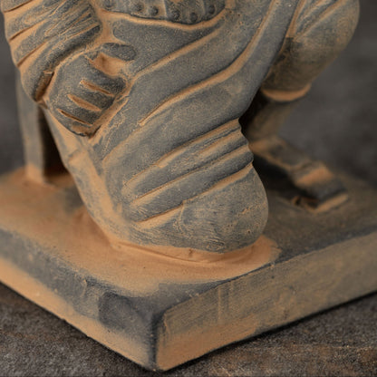 15CM Kneeling Archer - CLAYARMY-Close-up of the bow and arrow details on the 15CM Kneeling Archer, capturing the craftsmanship of the weapon.