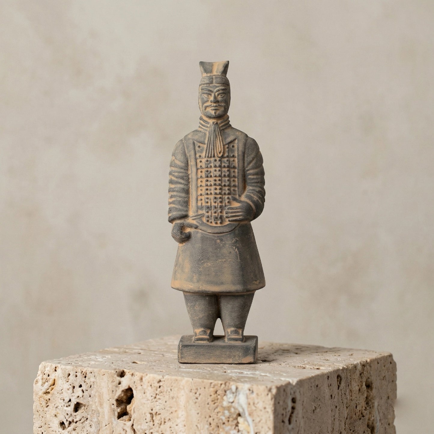 15CM Officier - CLAYARMY-Explore the back view of the 15CM Clayarmy Officer, emphasizing the double-tailed crossbill crown and layered jacket.