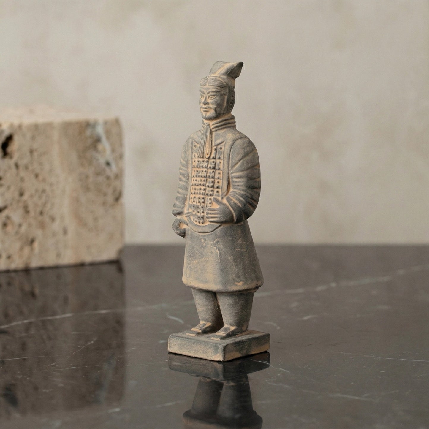 15CM Officier - CLAYARMY-Explore the back view of the 15CM Clayarmy Officer, emphasizing the double-tailed crossbill crown and layered jacket.