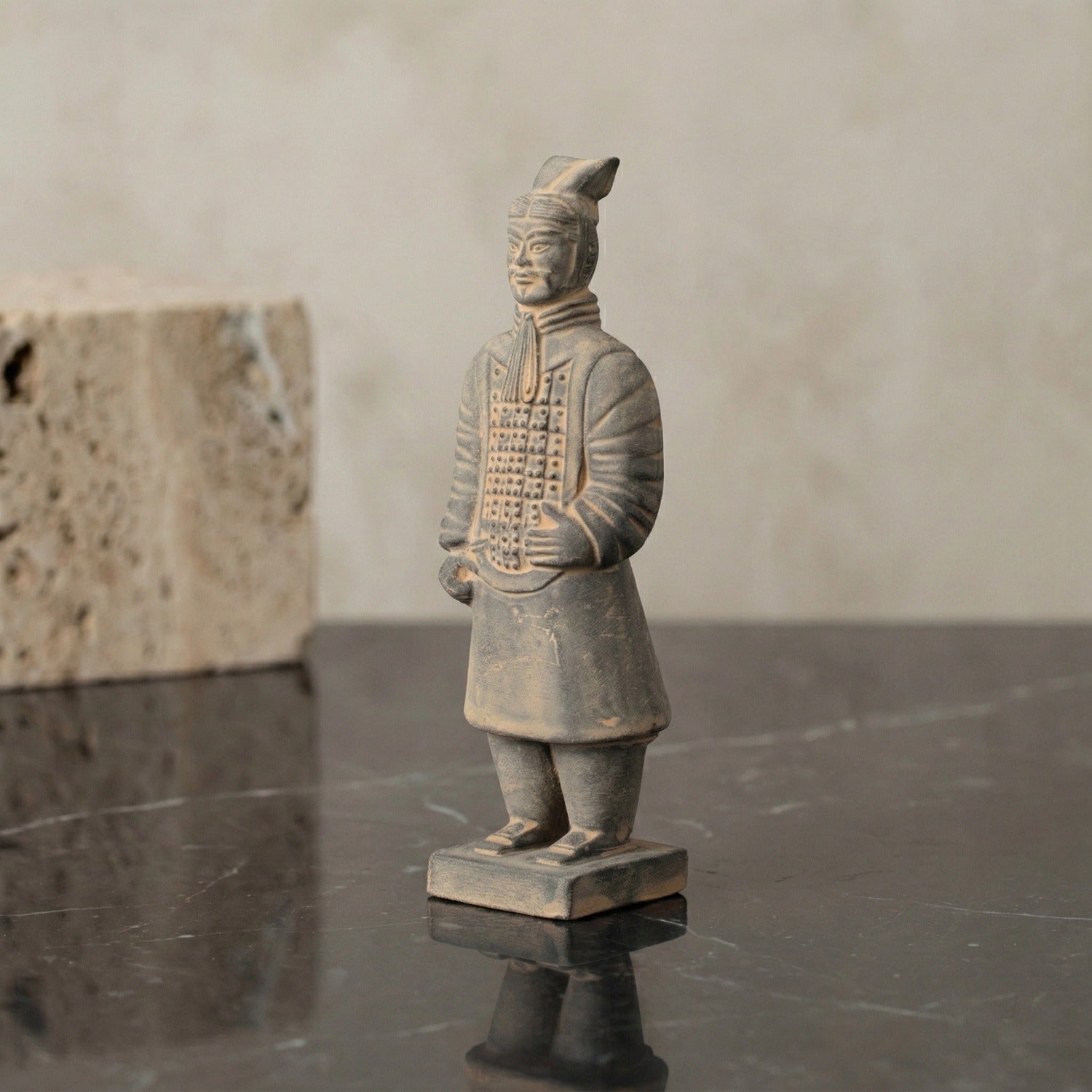 15CM Officier - CLAYARMY-Explore the back view of the 15CM Clayarmy Officer, emphasizing the double-tailed crossbill crown and layered jacket.