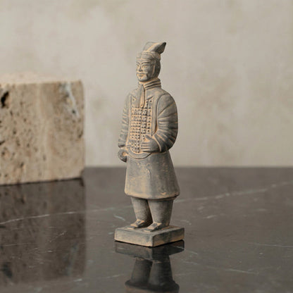 15CM Officier - CLAYARMY-Explore the back view of the 15CM Clayarmy Officer, emphasizing the double-tailed crossbill crown and layered jacket.