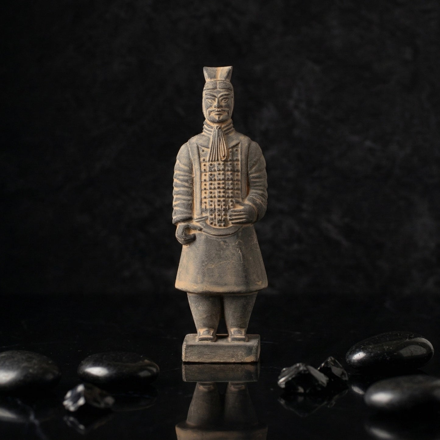 15CM Officier - CLAYARMY-Explore the back view of the 15CM Clayarmy Officer, emphasizing the double-tailed crossbill crown and layered jacket.