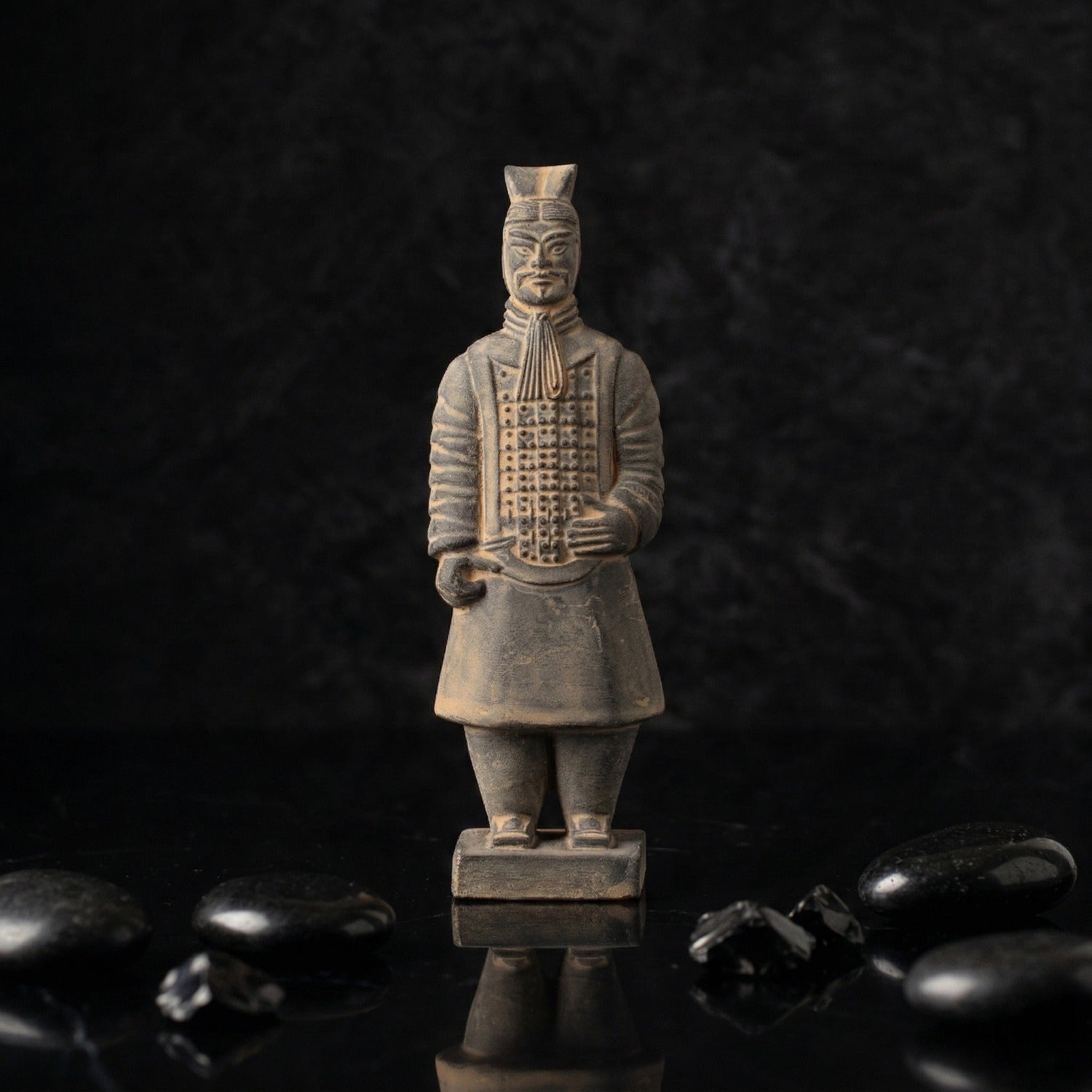 15CM Officier - CLAYARMY-Explore the back view of the 15CM Clayarmy Officer, emphasizing the double-tailed crossbill crown and layered jacket.