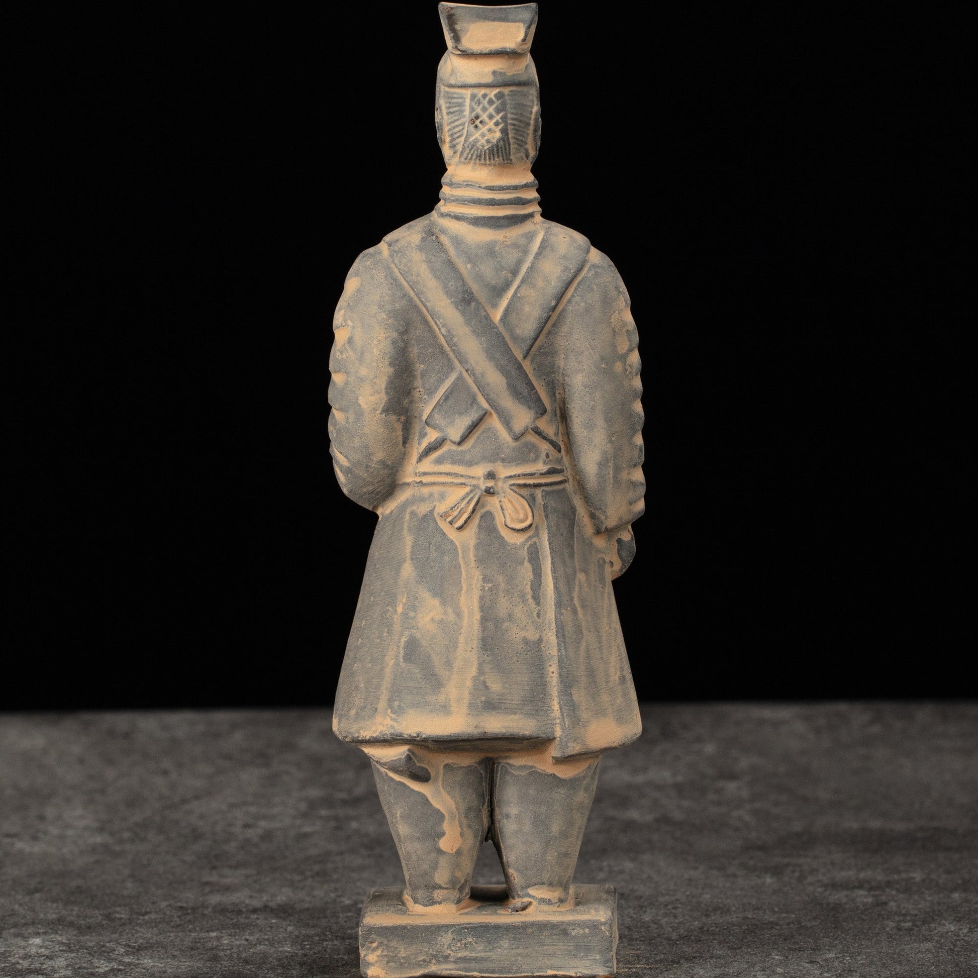 15CM Officier - CLAYARMY-Explore the back view of the 15CM Clayarmy Officer, emphasizing the double-tailed crossbill crown and layered jacket.