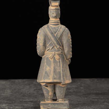 15CM Officier - CLAYARMY-Explore the back view of the 15CM Clayarmy Officer, emphasizing the double-tailed crossbill crown and layered jacket.