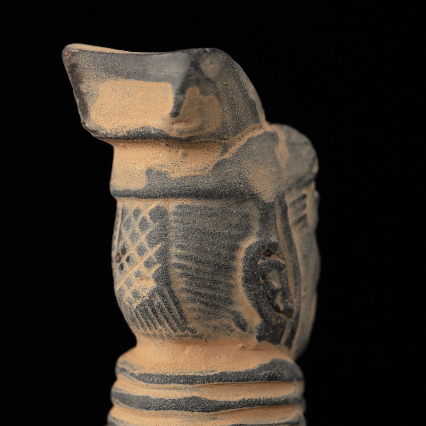 15CM Officier - CLAYARMY-Artistic shot focusing on the intricate patterns and designs painted on the 15CM Clayarmy Officer's armor.