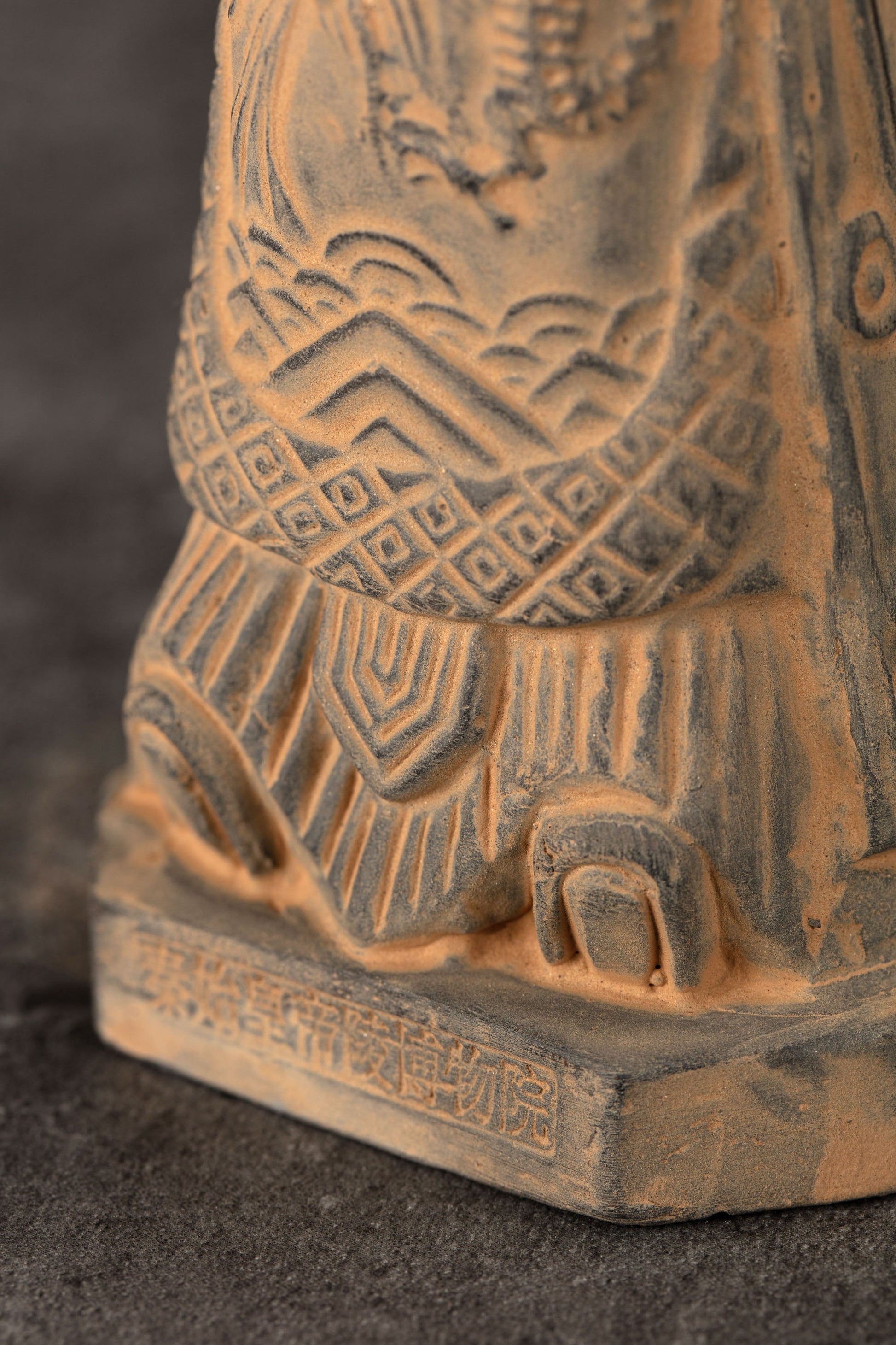 15CM Emperor - CLAYARMY -Detailed view of the base and posture of Clayarmy's 15CM Emperor Qin Terracotta Warrior, a collectible representation.