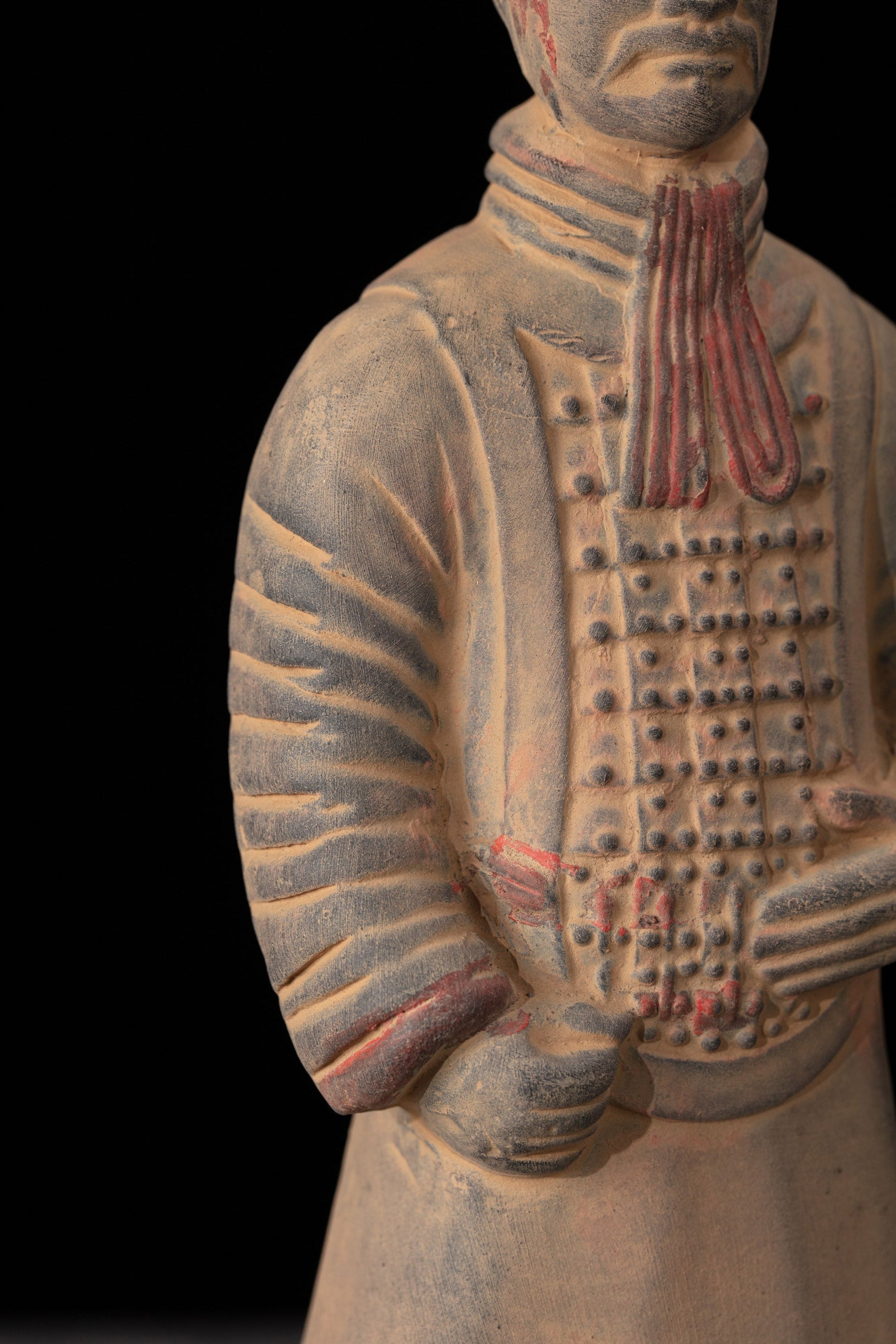 20CM Painted Officier - CLAYARMY-Artistic shot featuring the painted right hand in the shape of a sword and an unknown object held by the 20CM Officer.