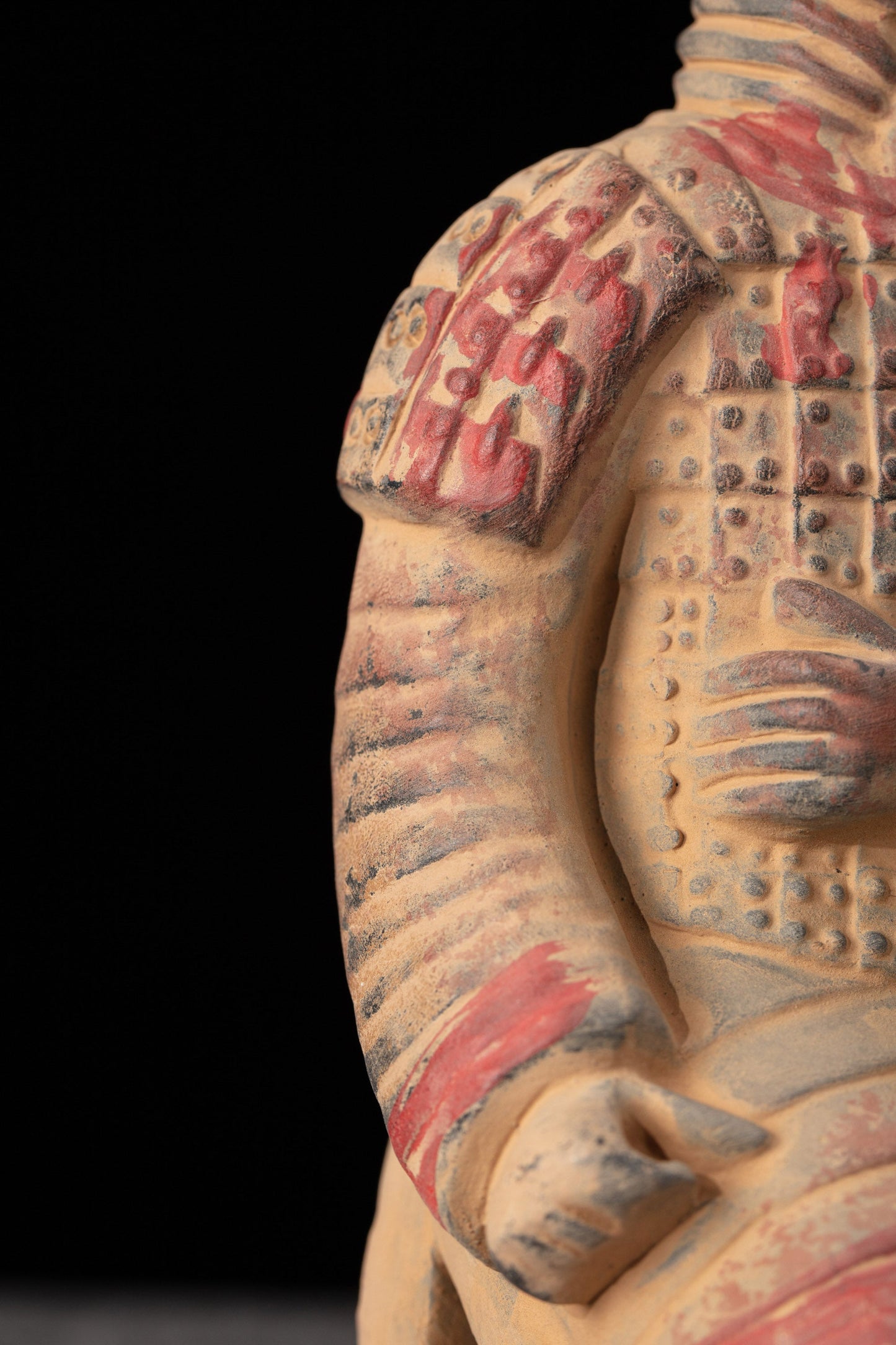 20CM Painted Kneeling Archer - CLAYARMY-Close-up of the hand-painted accessories on the 20CM Painted Soldier, adding character and authenticity.