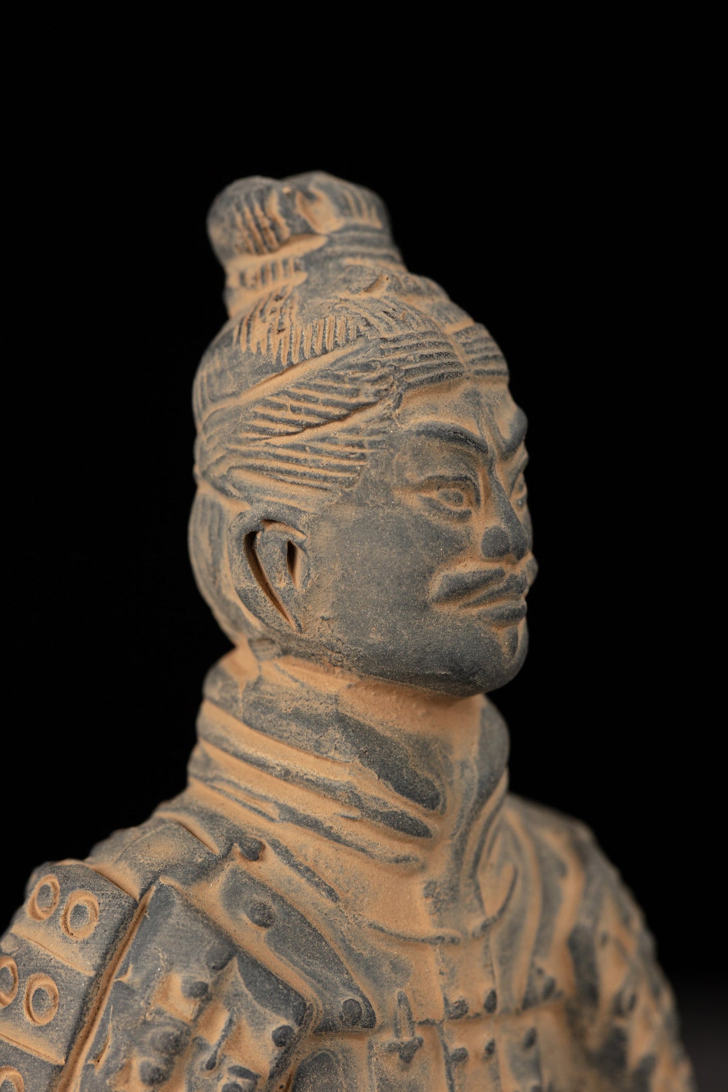 15CM Kneeling Archer - CLAYARMY-Zoomed-in perspective showcasing the vibrant colors and patterns on the 15CM Kneeling Archer's accessories.