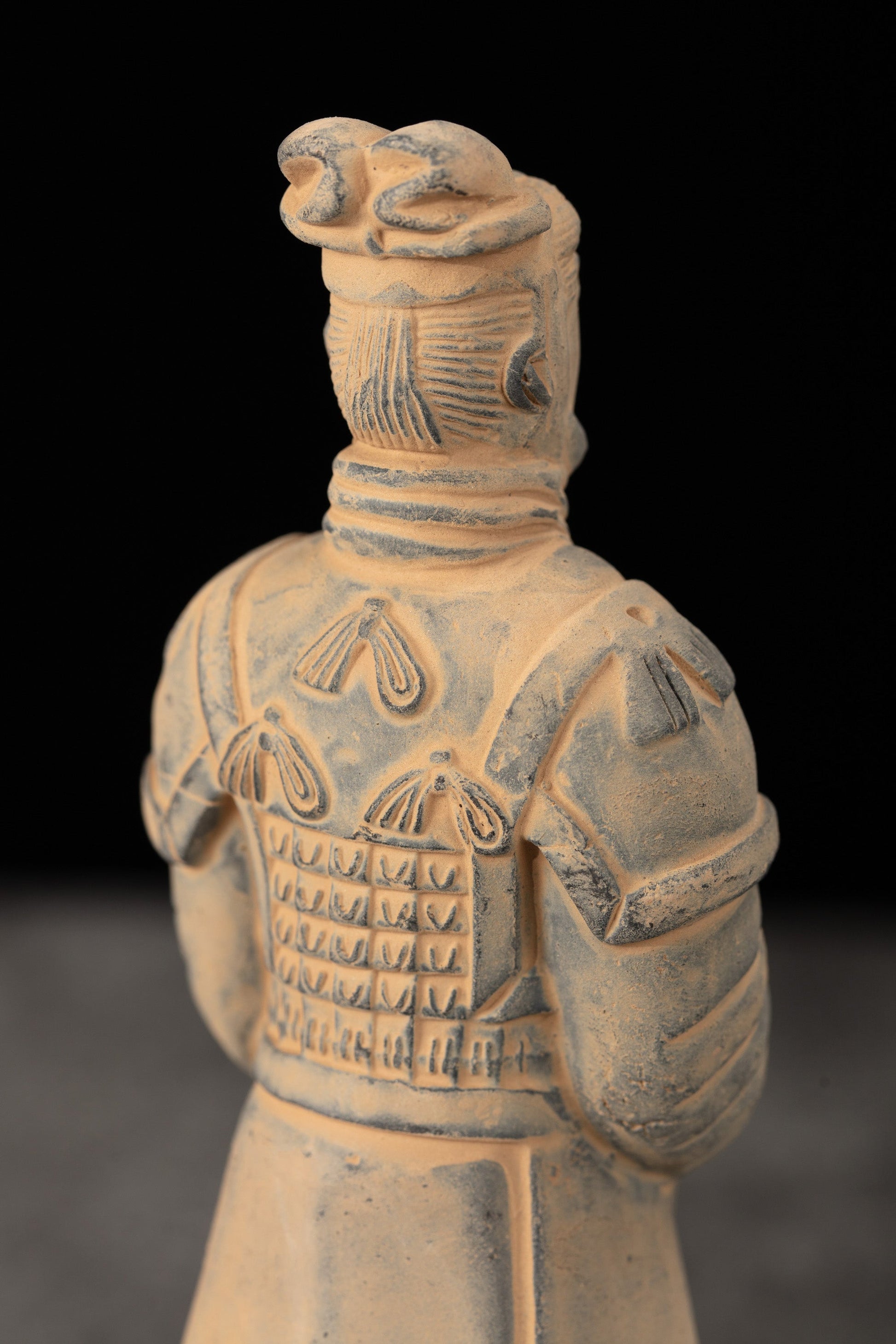 15CM General - CLAYARMY-Regal Crown: Explore the regal crown detail of the 15CM General replica, symbolizing high rank and authority in ancient China.