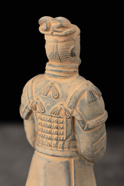 15CM General - CLAYARMY-Regal Crown: Explore the regal crown detail of the 15CM General replica, symbolizing high rank and authority in ancient China.