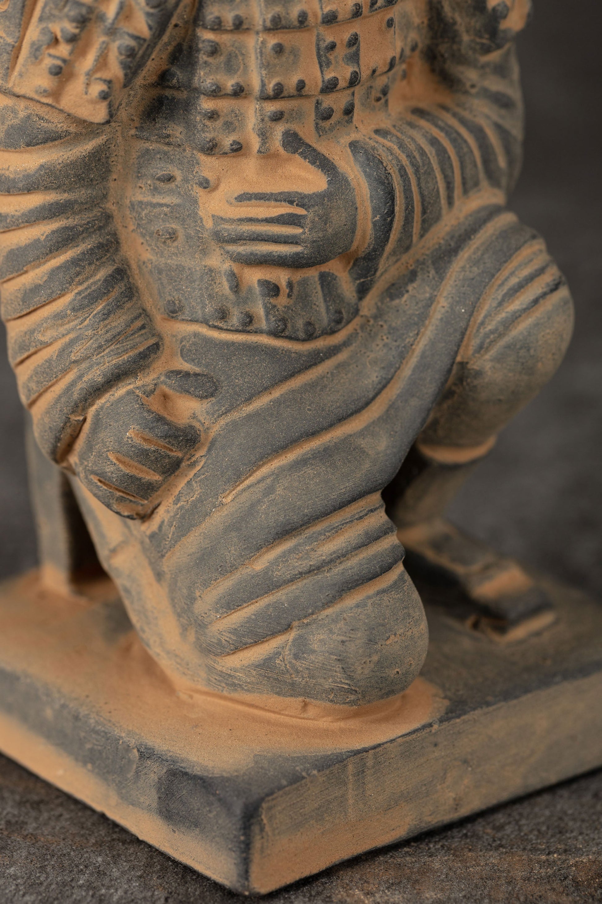 15CM Kneeling Archer - CLAYARMY-Close-up of the bow and arrow details on the 15CM Kneeling Archer, capturing the craftsmanship of the weapon.