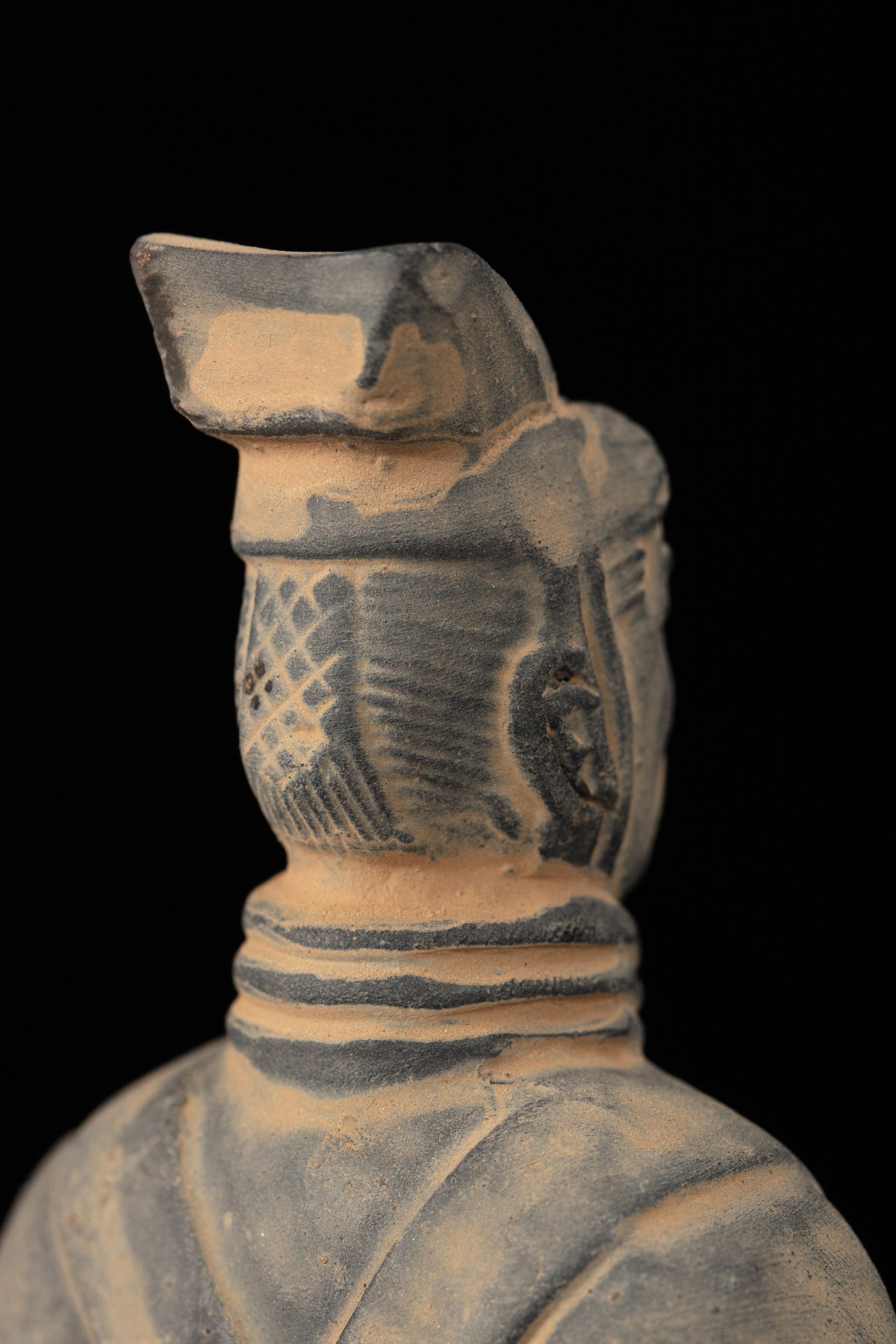 15CM Officier - CLAYARMY-Artistic shot focusing on the intricate patterns and designs painted on the 15CM Clayarmy Officer's armor.