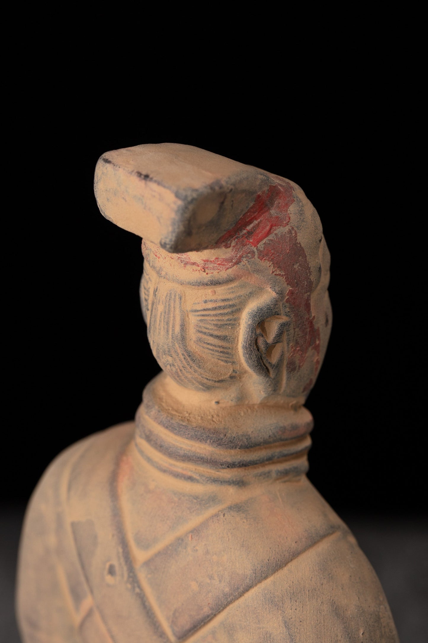 20CM Painted Officier - CLAYARMY-Detailed craftsmanship and painted details of the 20CM Painted Clayarmy Officer.