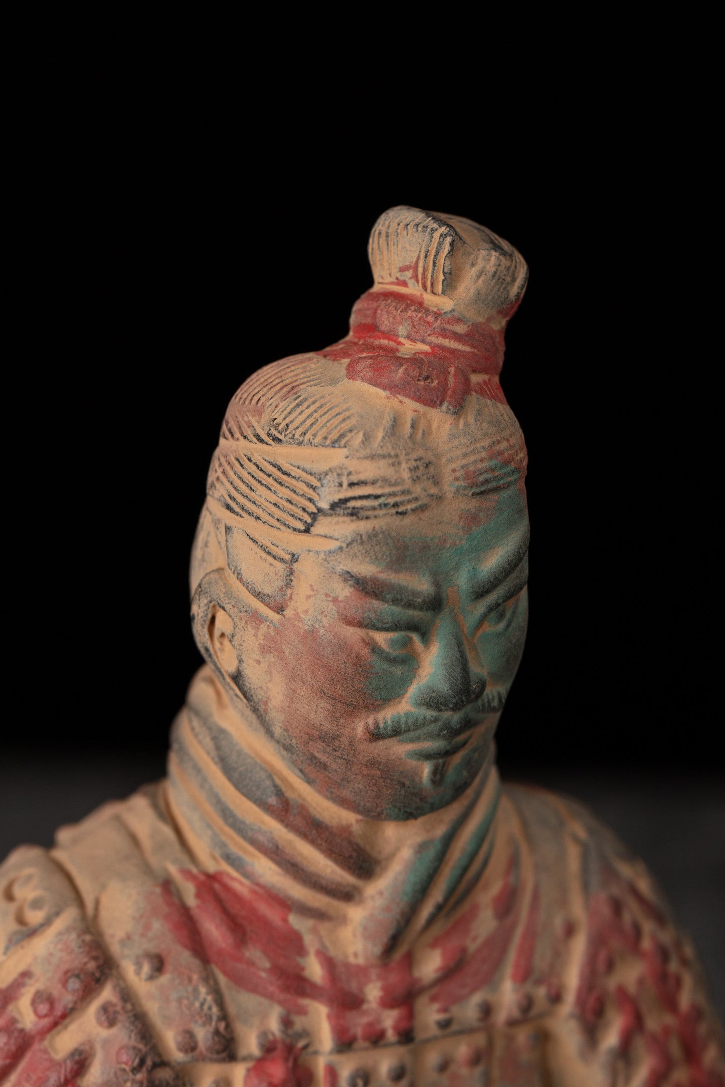 20CM Painted Kneeling Archer - CLAYARMY-Top-down perspective showcasing the exquisite brushwork on the helmet of the 20CM Painted Soldier.