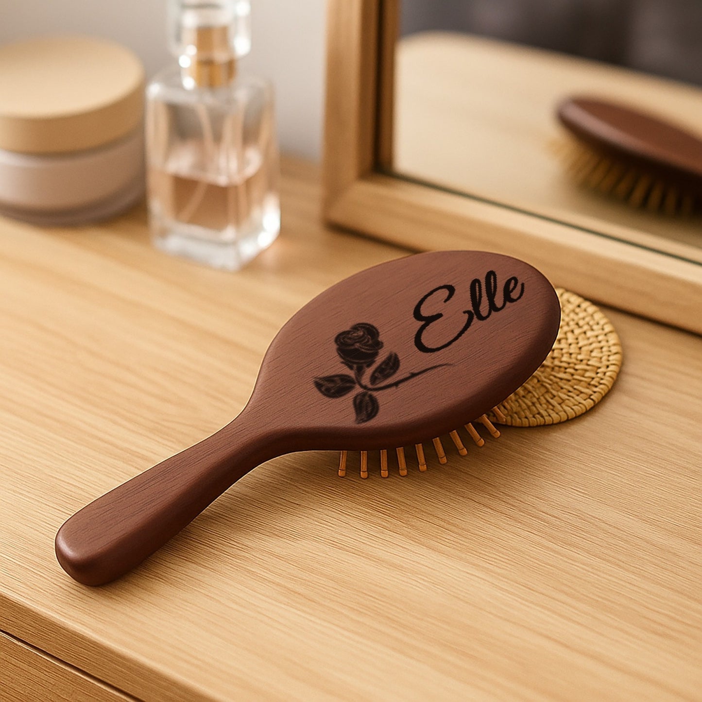Brosse plate en bois personnalisée - Brosse démêlante personnalisée avec motif floral et nom gravé