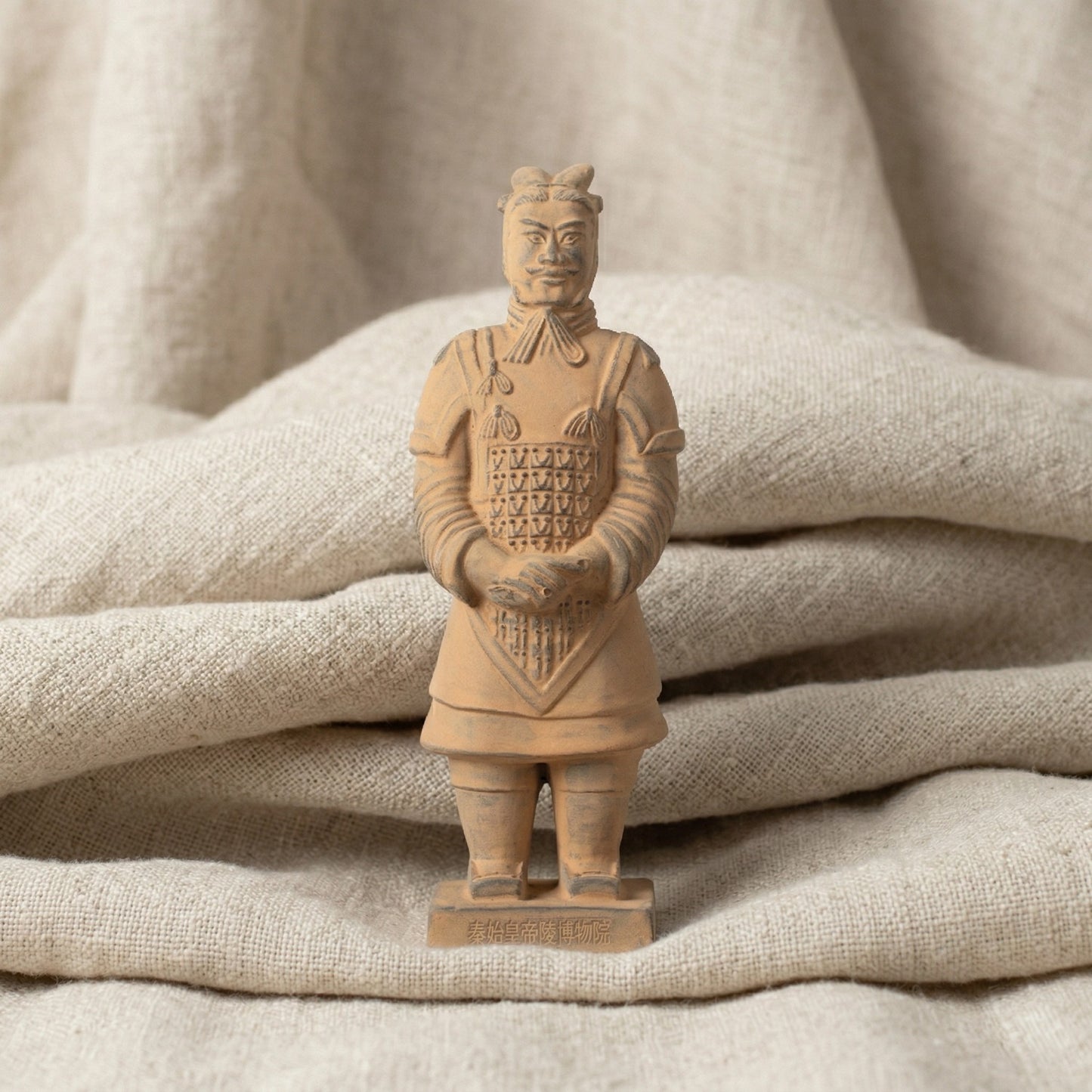 20CM General - CLAYARMY-Regal Headdress: Explore the regal headdress detail of the 20CM General replica, symbolizing high rank and authority in ancient China.