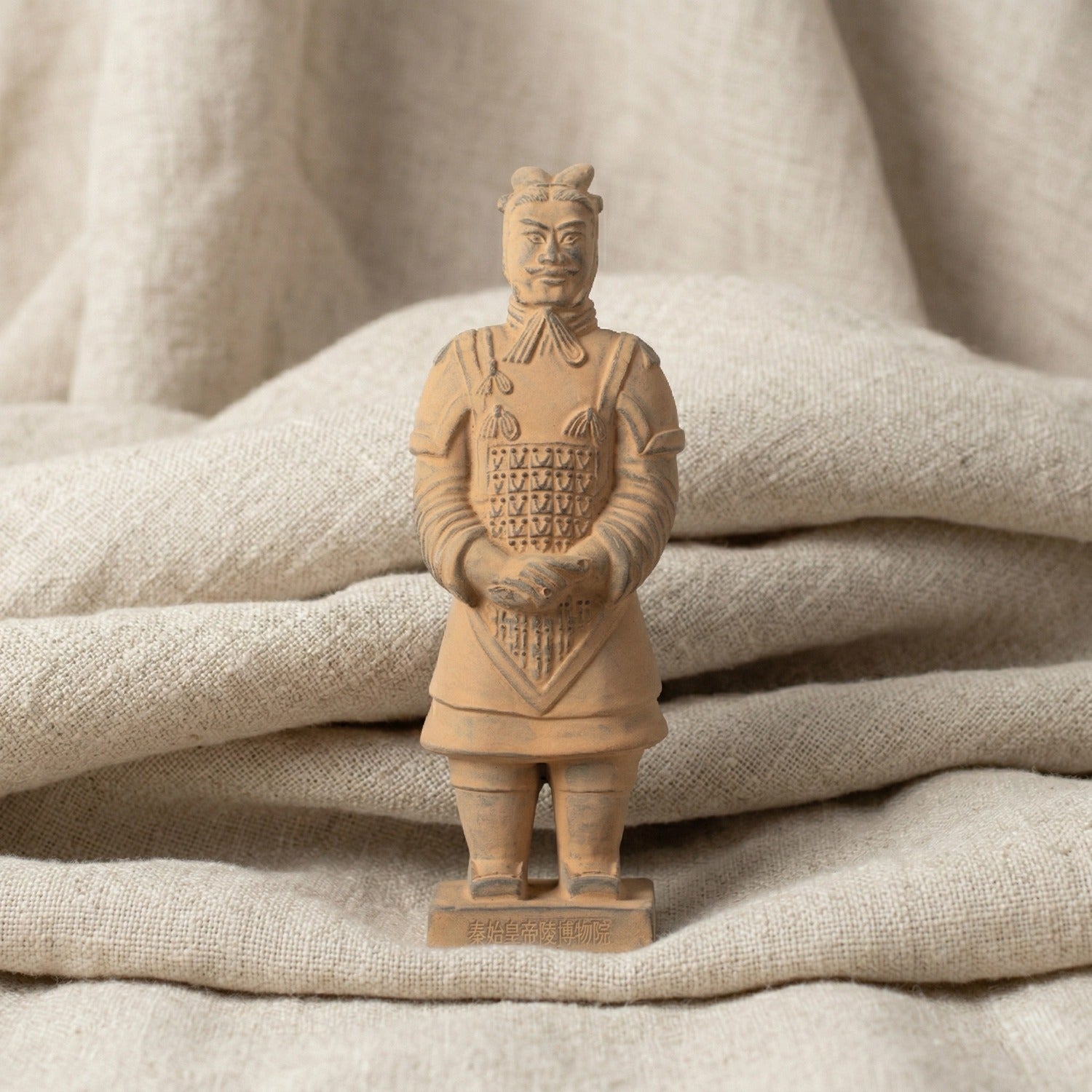 20CM General - CLAYARMY-Regal Headdress: Explore the regal headdress detail of the 20CM General replica, symbolizing high rank and authority in ancient China.