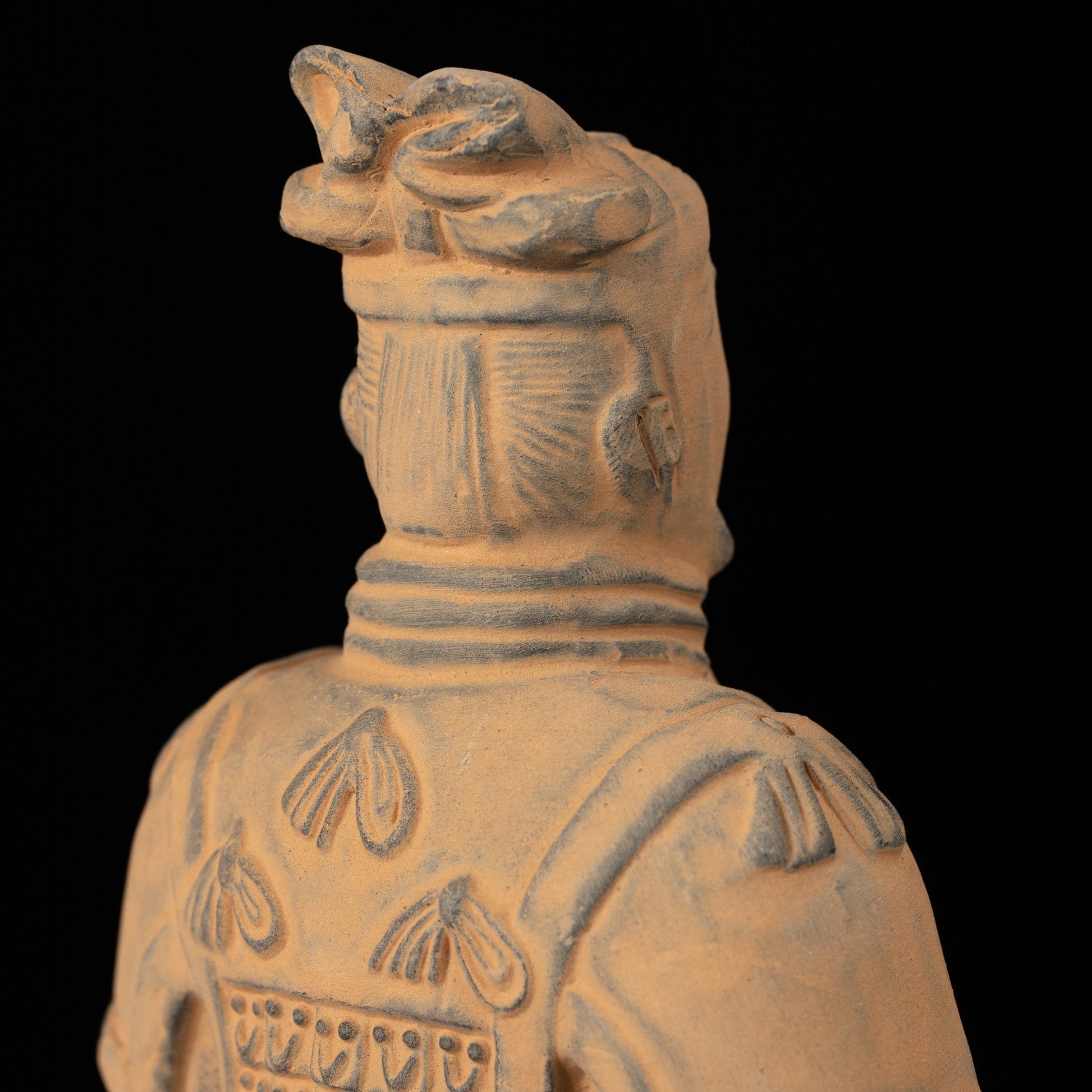 20CM General - CLAYARMY-Regal Headdress: Explore the regal headdress detail of the 20CM General replica, symbolizing high rank and authority in ancient China.