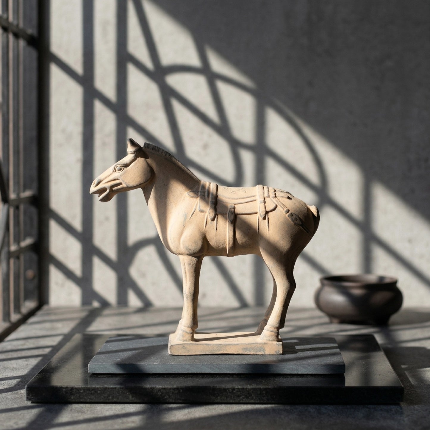 20CM Horse - CLAYARMY -Close-up of the expressive eyes and ears, highlighting the realism of our 20CM Clayarmy Terracotta Horse.