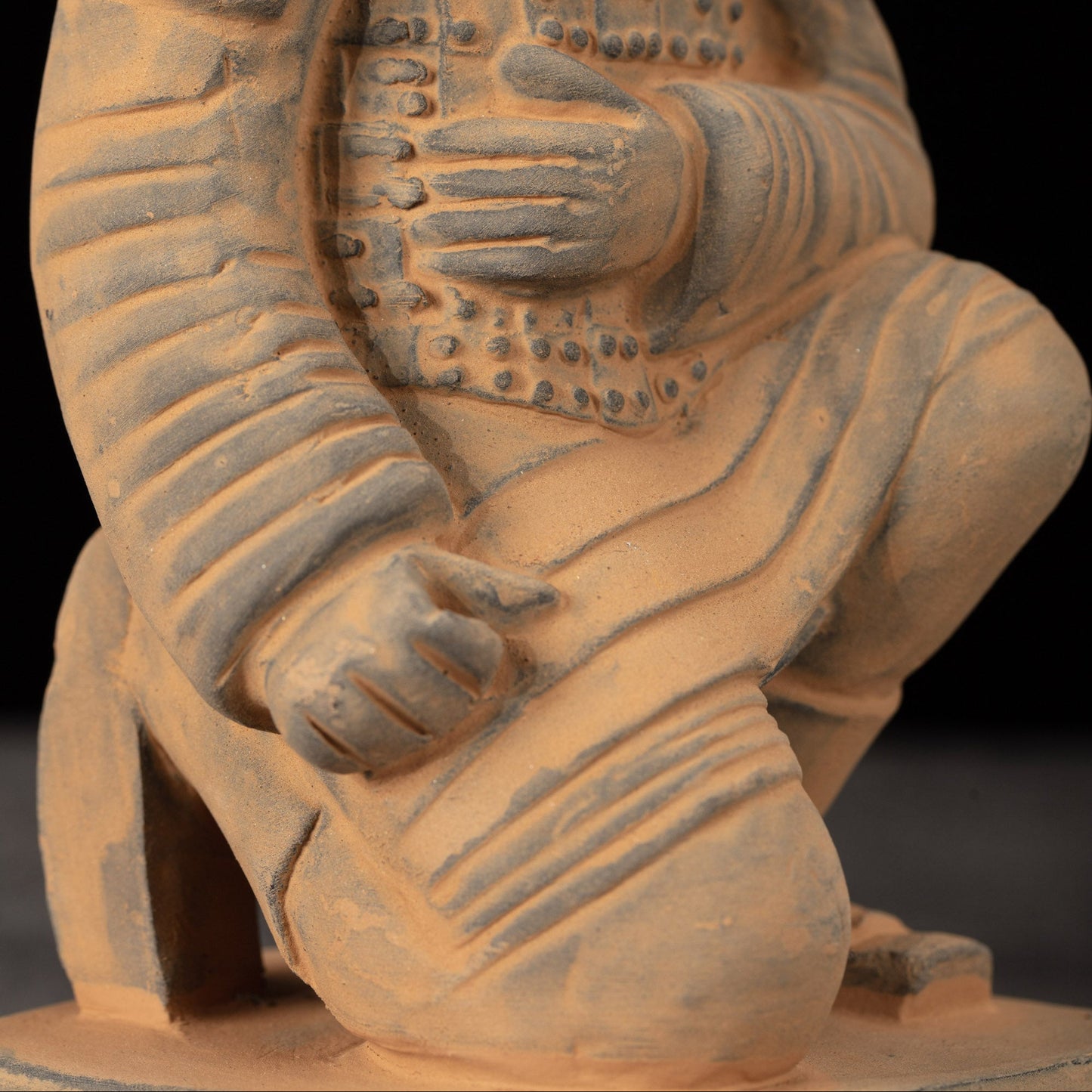 20CM Kneeling Archer - CLAYARMY-Close-up of the bow and arrow details on the 20CM Kneeling Archer, capturing the craftsmanship of the weapon.