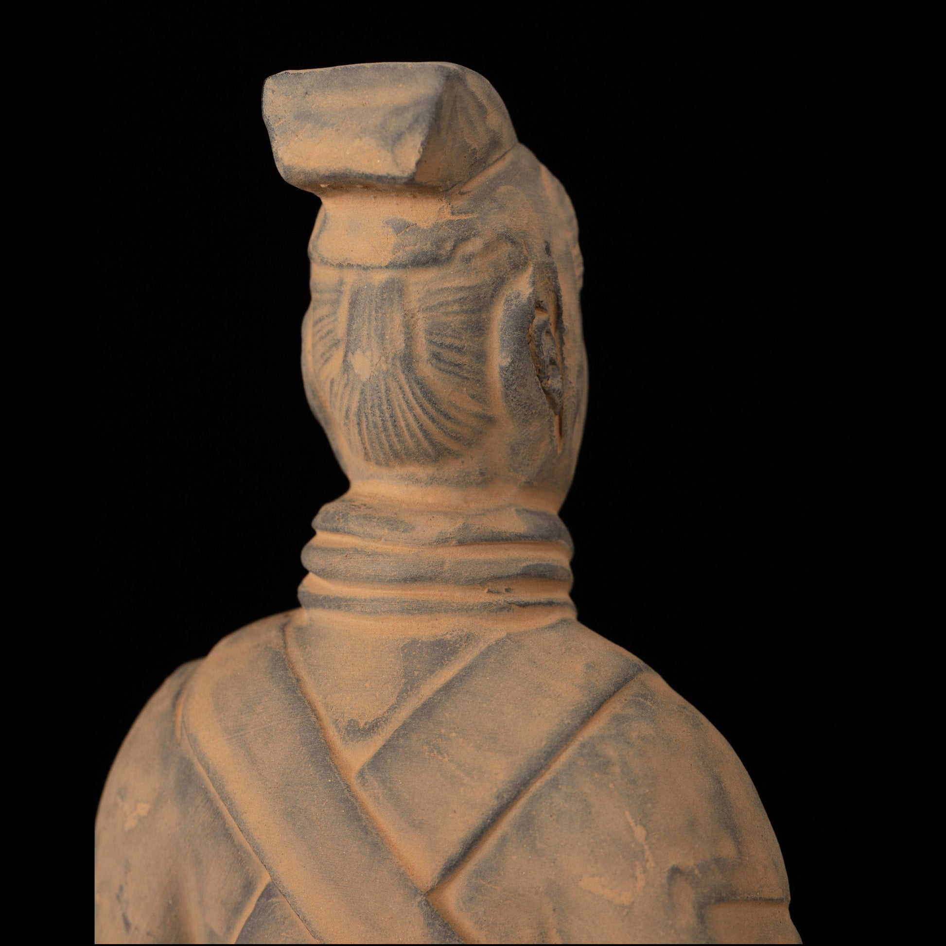 20CM Officier - CLAYARMY-Explore the back view of the 20CM Clayarmy Officer, focusing on the double-tailed crossbill crown and layered jacket.