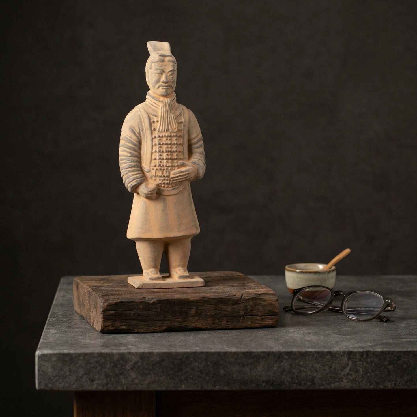 20CM Officier - CLAYARMY-Explore the back view of the 20CM Clayarmy Officer, focusing on the double-tailed crossbill crown and layered jacket.