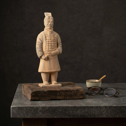 20CM Officier - CLAYARMY-Explore the back view of the 20CM Clayarmy Officer, focusing on the double-tailed crossbill crown and layered jacket.