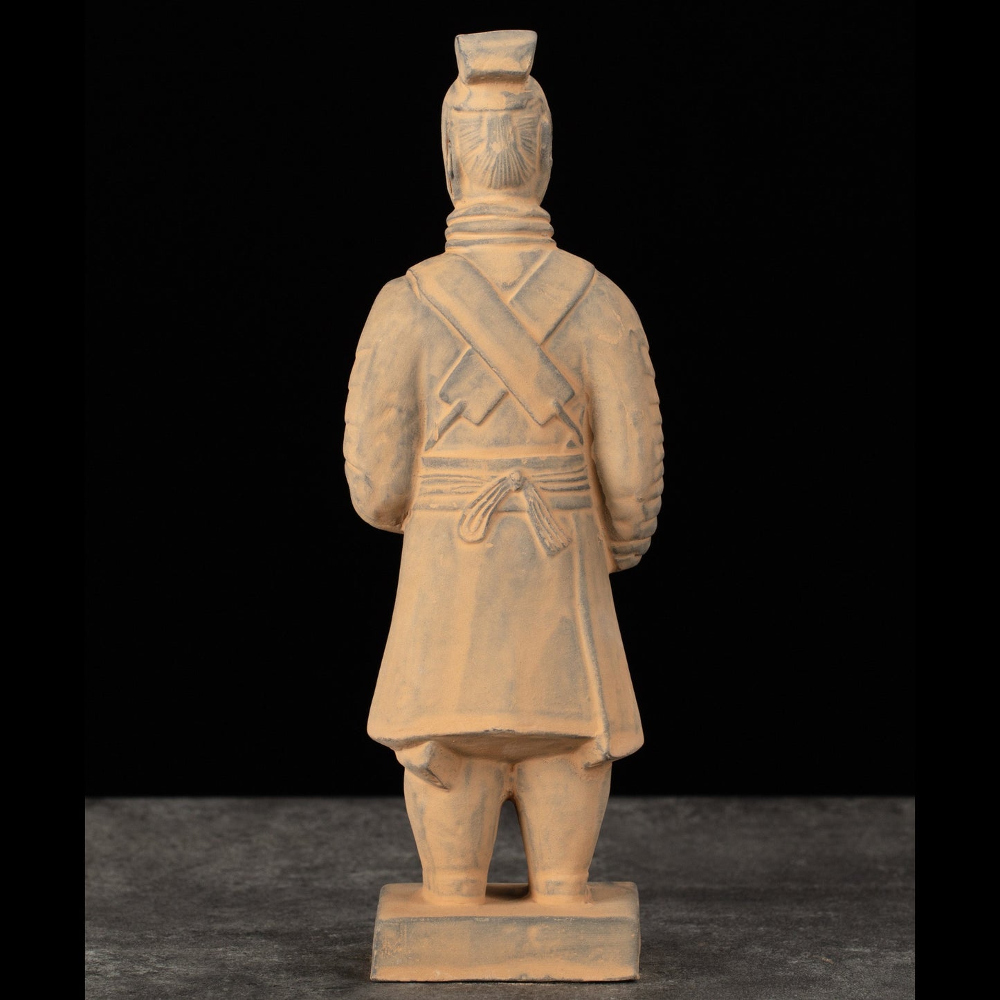 20CM Officier - CLAYARMY-Explore the back view of the 20CM Clayarmy Officer, focusing on the double-tailed crossbill crown and layered jacket.