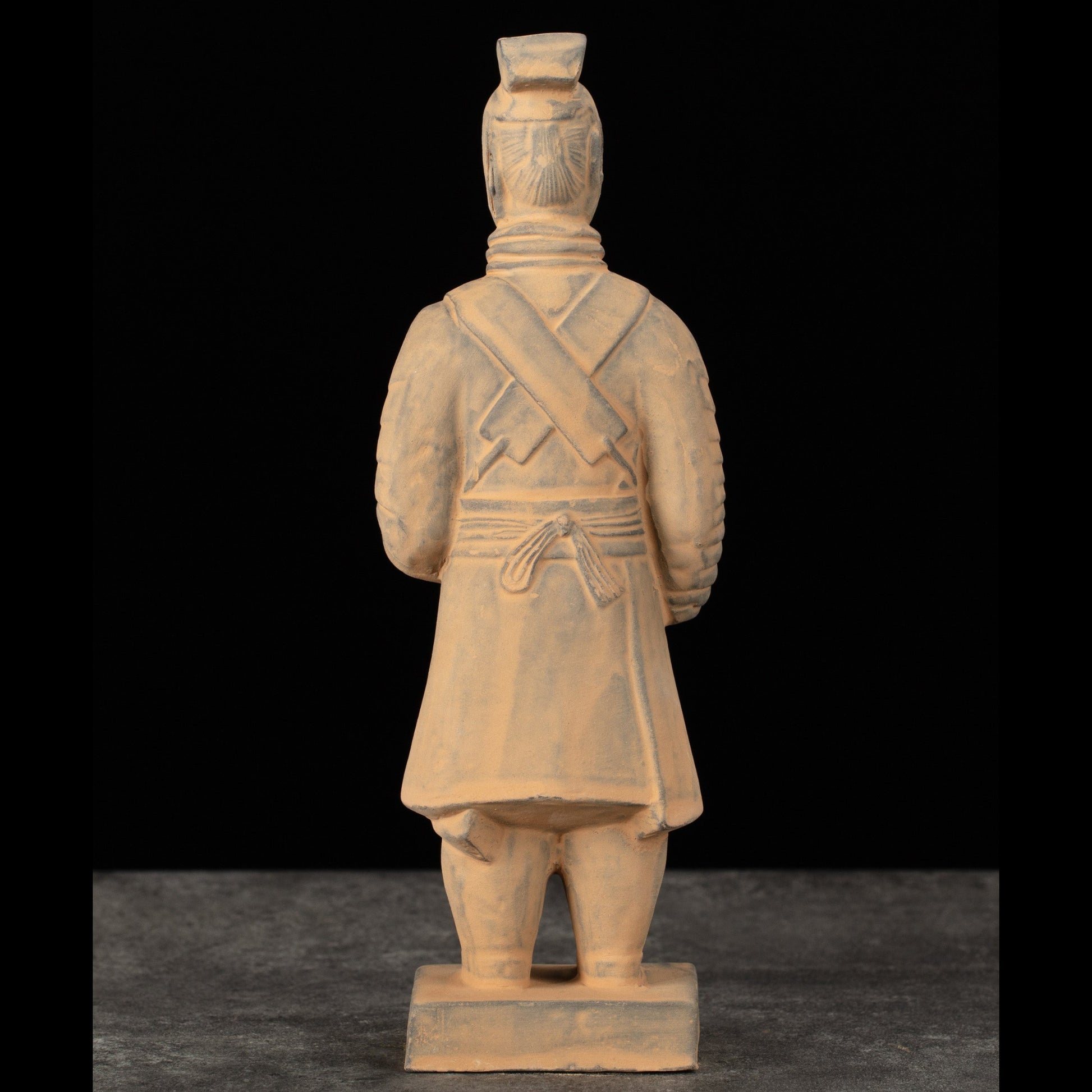 20CM Officier - CLAYARMY-Explore the back view of the 20CM Clayarmy Officer, focusing on the double-tailed crossbill crown and layered jacket.