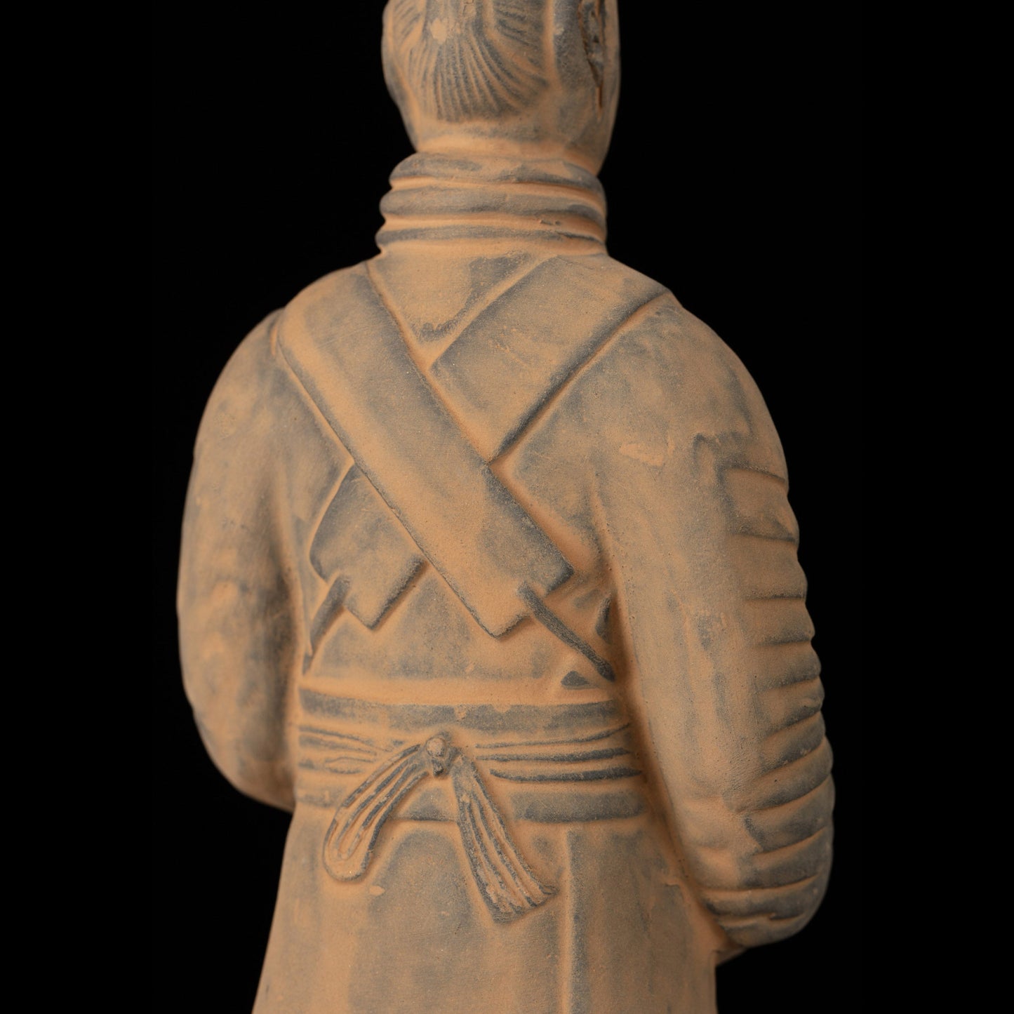 20CM Officier - CLAYARMY-Explore the back view of the 20CM Clayarmy Officer, focusing on the double-tailed crossbill crown and layered jacket.