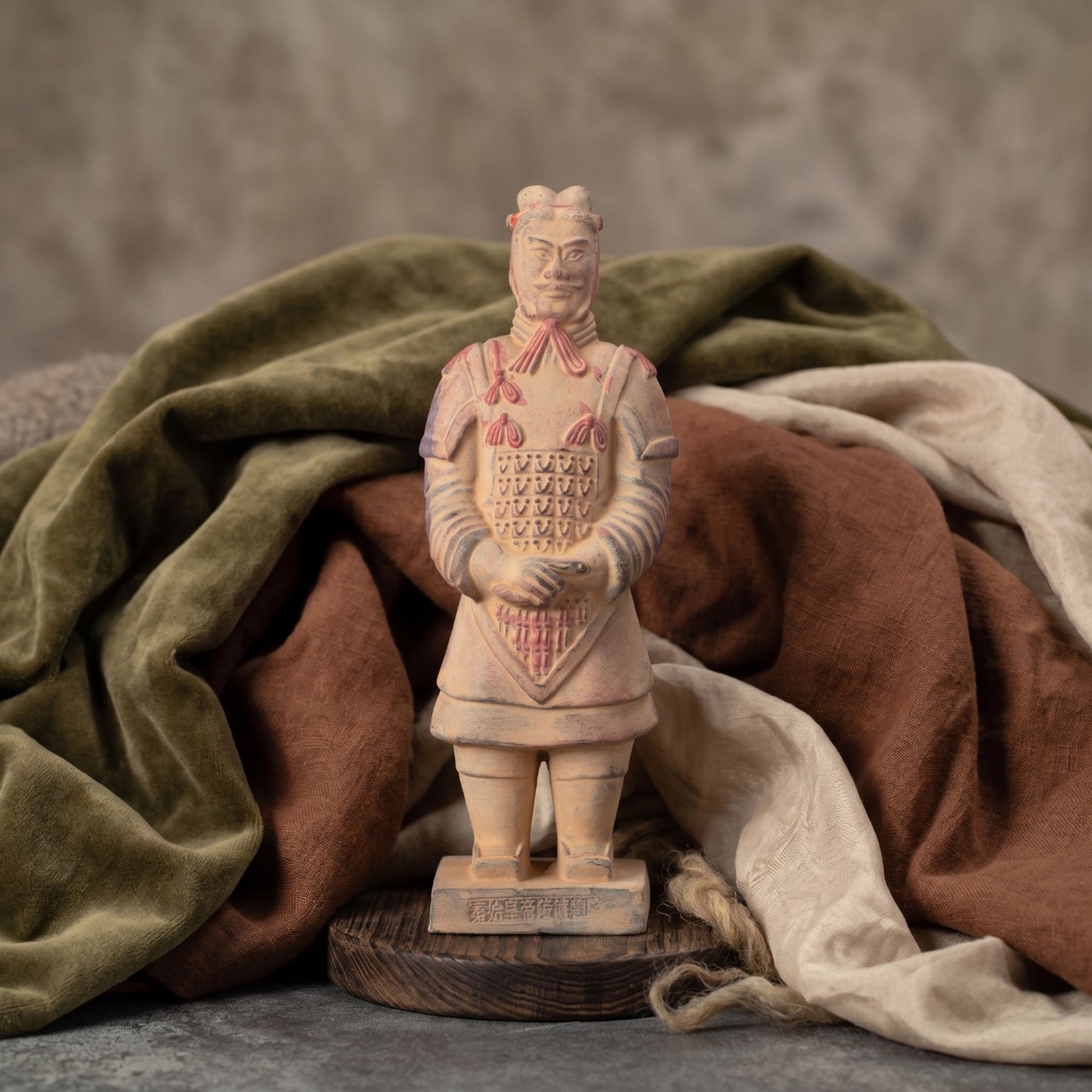 20CM Painted General - CLAYARMY-Masterful Brushstrokes: Witness the masterful brushstrokes on the 20CM Painted General's attire, showcasing the skillful artistry in recreating ancient military clothing.