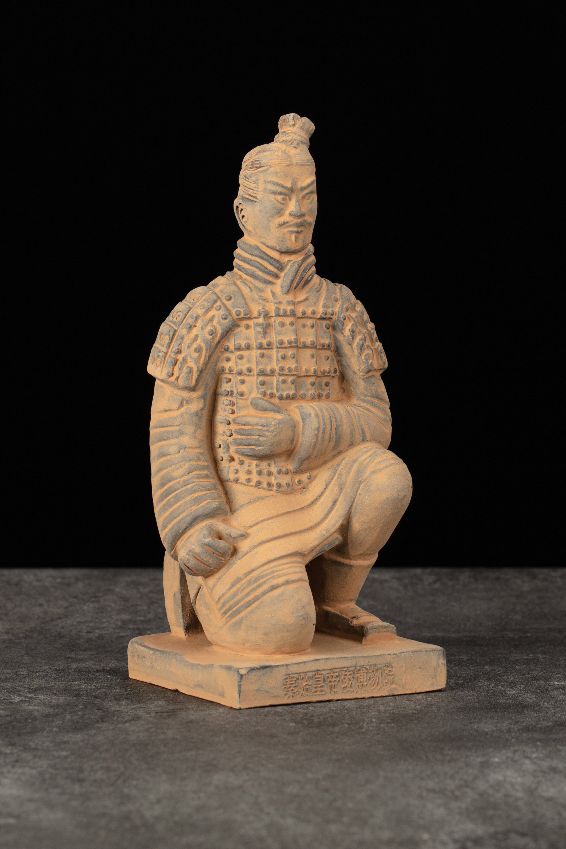 20CM Kneeling Archer - CLAYARMY-Unique angle capturing the hand-painted footwear and base details on the 20CM Kneeling Archer.