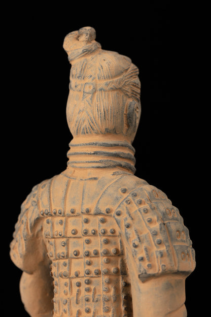 20CM Kneeling Archer - CLAYARMY-Zoomed-in perspective showcasing the vibrant colors and patterns on the 20CM Kneeling Archer's accessories.