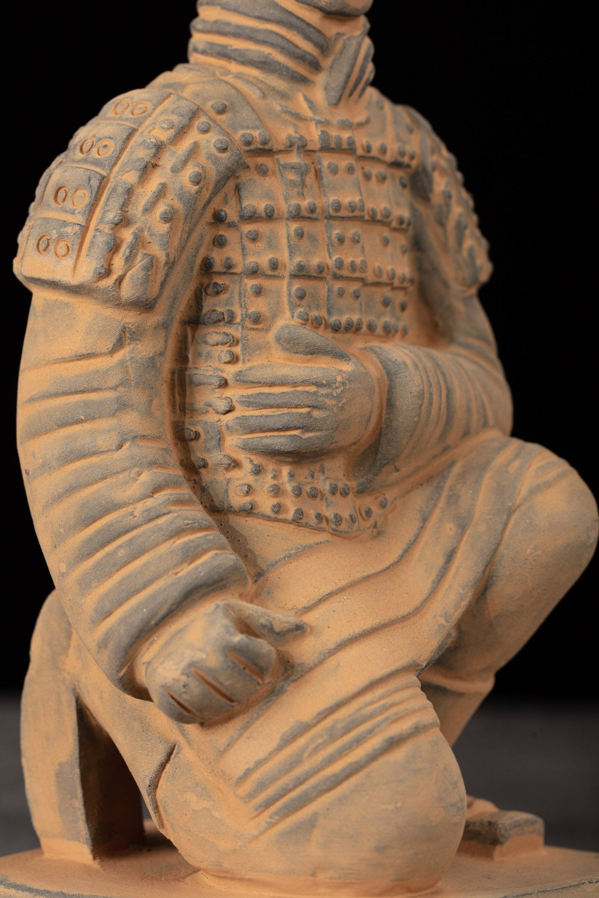 20CM Kneeling Archer - CLAYARMY-Close-up of the bow and arrow details on the 20CM Kneeling Archer, capturing the craftsmanship of the weapon.