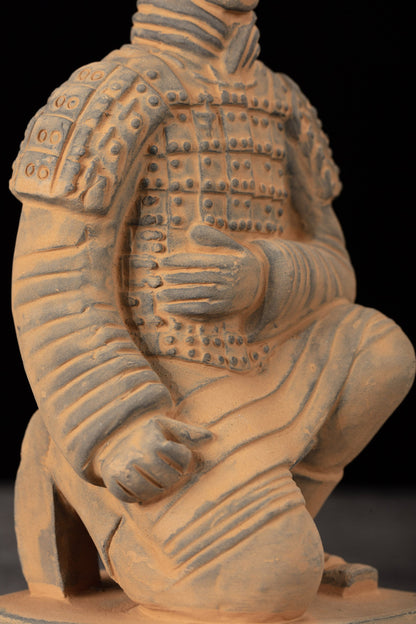 20CM Kneeling Archer - CLAYARMY-Close-up of the bow and arrow details on the 20CM Kneeling Archer, capturing the craftsmanship of the weapon.