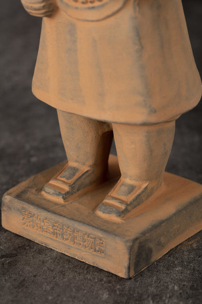 20CM Officier - CLAYARMY-Detailed shot of the pointed footwear worn by the 20CM Clayarmy Officer.