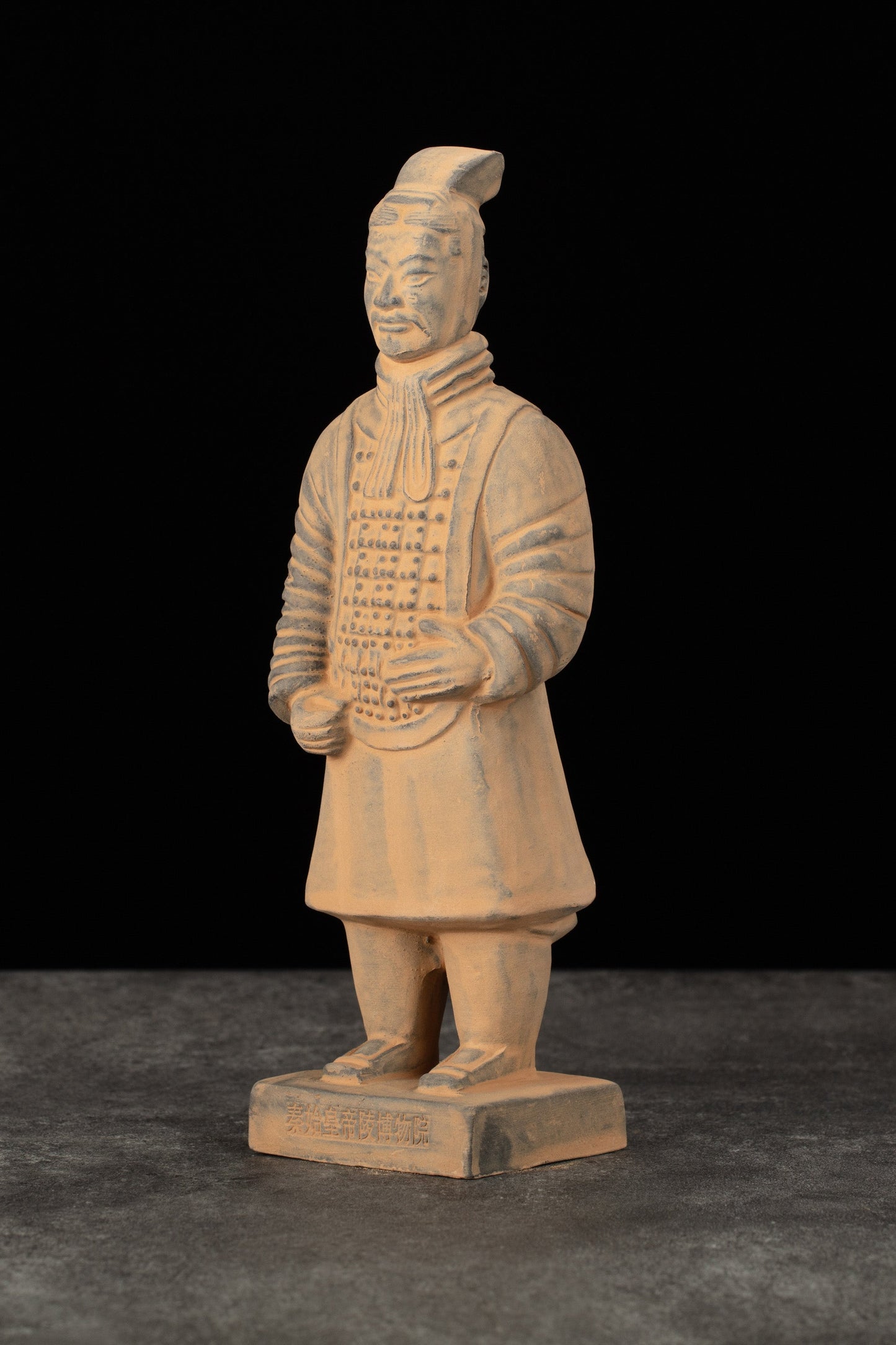 20CM Officier - CLAYARMY-Front view of the 20CM Clayarmy Officer figurine, showcasing the intricate details on the long jacket and crown.
