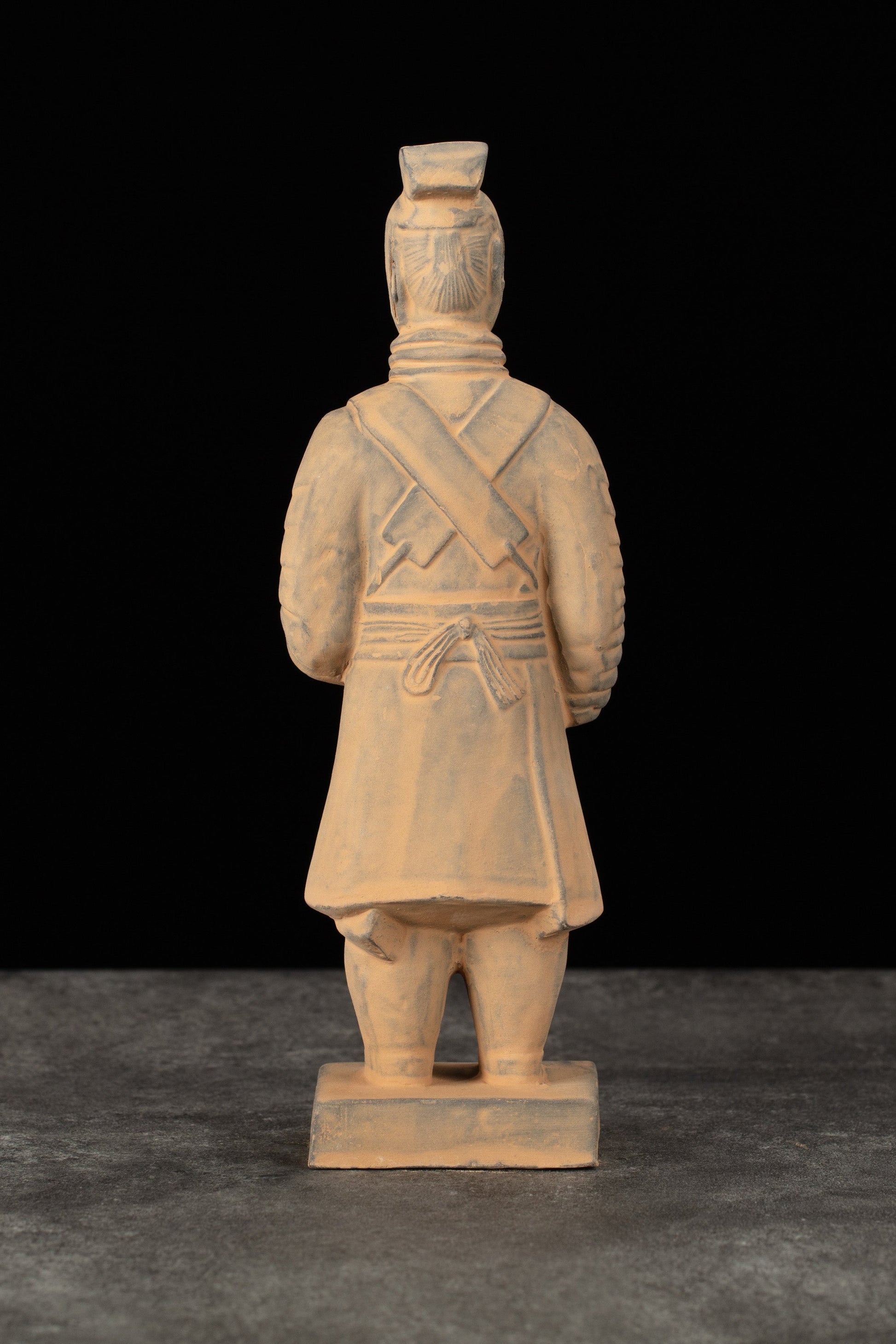20CM Officier - CLAYARMY-Explore the back view of the 20CM Clayarmy Officer, focusing on the double-tailed crossbill crown and layered jacket.