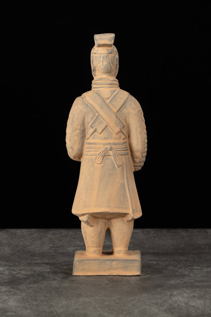 20CM Officier - CLAYARMY-Explore the back view of the 20CM Clayarmy Officer, focusing on the double-tailed crossbill crown and layered jacket.